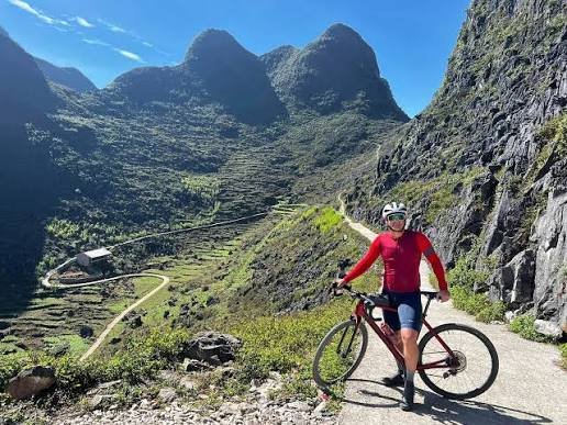 Vertical Frontier: Ha Giang Cycling Tour for Experts: Extreme Elevation Climbing Challenges