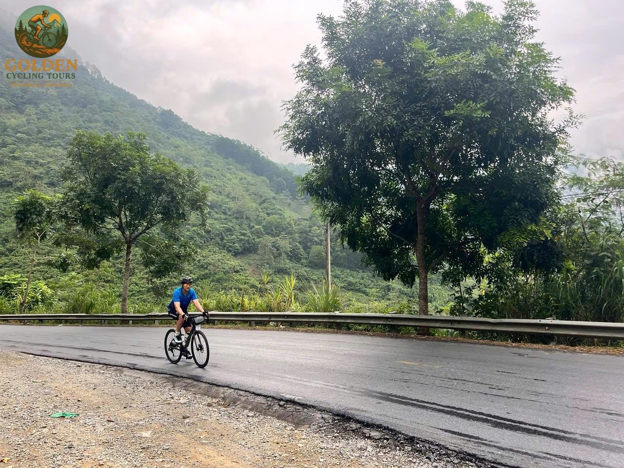 Multi-Day Cao Bang Bike Tours with Homestays & Support Van